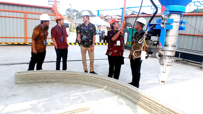 [dok. Direktur & Chief Financial Officer (CFO) BNBR, Roy Hendrajanto M. Sakti dan jajarannya, saat mengecek hasil 3D Construction Printing PT Modula Tiga Dimensi]