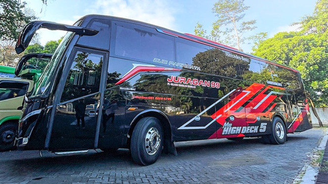 Ilustrasi Bus, 1. Mobil Pribadi Lebih Bebas dan Fleksibel, 2. Anti Macet dengan Kereta Api, 3. Bus Antar Kota, Terjangkau dan Tersedia 24 Jam, 4. Travel (Shuttle Van) Lebih Praktis, 5. Pesawat FlyJaya: Cepat, Hemat, dan Dekat ke Pusat Kota