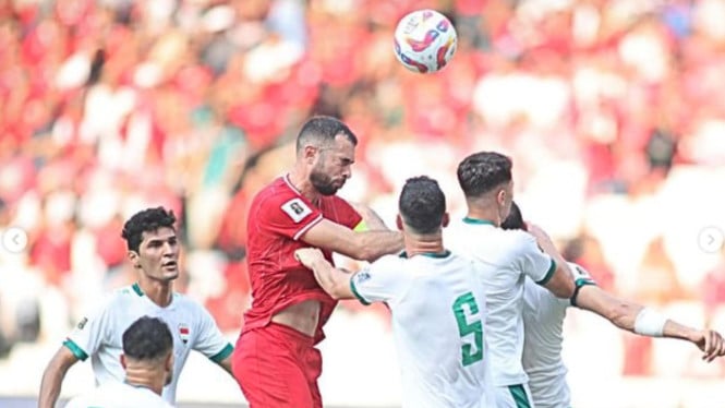 Kapten Timnas Indonesia, Jordi Amat berebut bola dengan pemain Timnas Irak
