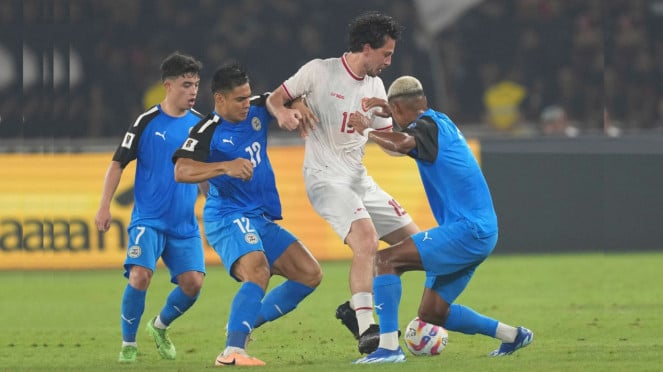 Gelandang Timnas Indonesia, Thom Haye berebut bola dengan tiga pemian Filipina, 8. Thailand (71 juta), 7. Vietnam (99 juta), 6. Filipina (113 juta), 5. Ethiopia (125 juta), 4. Bangladesh (169 juta), 3. Pakistan (243 juta), 2. Indonesia (278 juta), 1. India (1,4 miliar)
