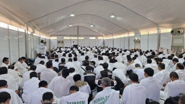 Jemaah haji Indonesia berkumpul di tenda utama saat Hari Arafah 2024