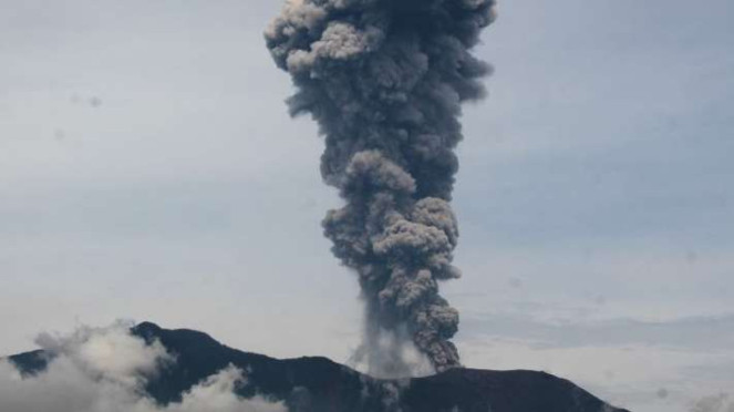 Penampakan erupsi Gunung Marapi di Sumatra Barat beberapa waktu lalu. Pada Minggu malam, 16 Juni 2024, gunung itu kembali mengalami erupsi.