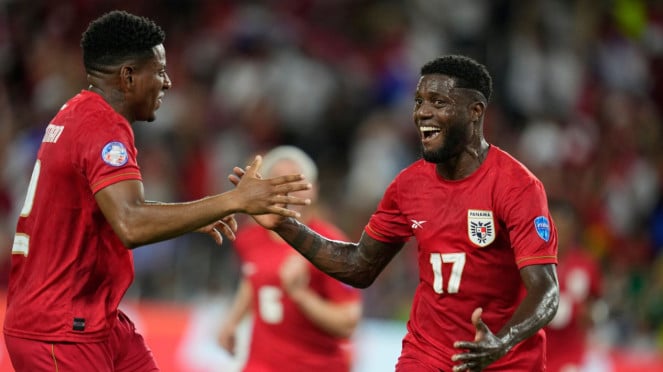Jose Fajardo dari Panama, kanan, merayakan gol pembuka timnya ke gawang Bolivia