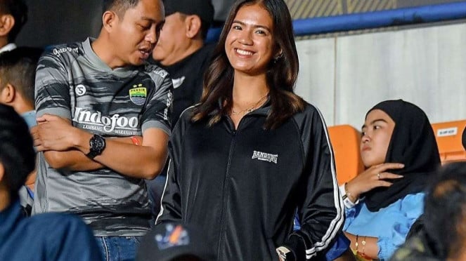 Pemain voli Shella Bernadetha nonton Persib Bandung, 1. Megawati Hangestri Pertiwi, 2. Yolla Yuliana, 3. Wilda Siti Nurfadhilah, 4. Shella Bernadetha, 5. Berllian Marsheilla, 6. Nandita Ayu Salsabila, 7. Tisya Amallya Putri