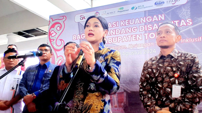 Kepala Eksekutif Pengawas Perilaku Pelaku Usaha Jasa Keuangan, Edukasi, dan Pelindungan Konsumen OJK, Friderica Widyasari Dewi, saat melakukan Edukasi Keuangan Bagi Penyandang Disabilitas di Kabupaten Toba, Sumatera Utara, Jumat, 9 Agustus 2024