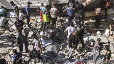 Warga Palestina mencari korban di sekolah yang rusak akibat serangan udara Israel di Kota Gaza, 4 Agustus 2024.