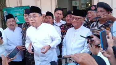 Ketum PBNU KH Yahya Cholil Staquf di kantor PCNU Surabaya.