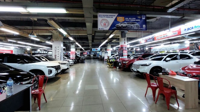 Ilustrasi showroom mobil bekas di WTC Mangga Dua, Ilustrasi showroom mobil bekas di WTC Mangga Dua, Lexus UX 300e, Ford Escape XLS, Honda Accord Hybrid 2016.
