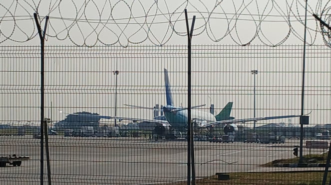 Pesawat Garuda Indonesia A330 terparkir di landasan VIP Terminal 3. Bandara Soetta, Tangerang