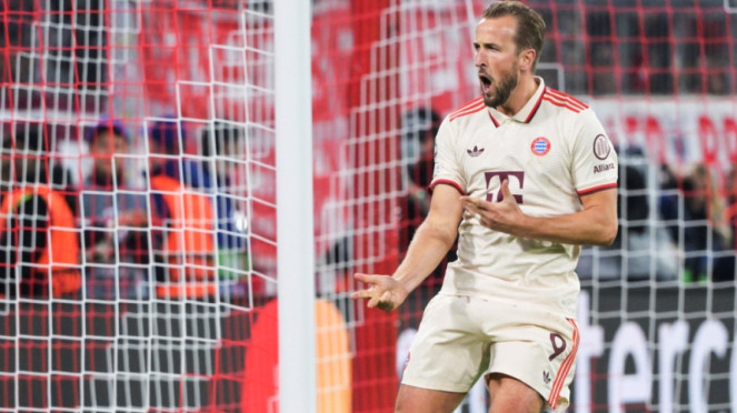 Penyerang Bayern Munich, Harry Kane, 1. Lionel Messi – 62 (42 Gol + 20 Assist), 2. Harry Kane – 55 (44 Gol + 11 Assist), 3. Kylian Mbappe – 54 (48 Gol + 6 Assist), 4. Vangelis Pavlidis – 50 (37 Gol + 13 Assist), 5. Peeter Phanthavong – 50 (30 Gol + 20 Assist), 6. Kevin Hernandez – 48 (43 Gol + 5 Assist), 7. Xherdan Shaqiri – 46 (24 Gol + 22 Assist)