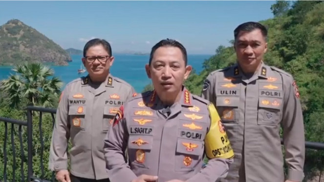 Kapolri bersama Asrena Irjen Wahyu Hadiningrat dan Kadiv TIK Polri