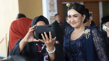 Nafa Urbach, Anggota DPR RI Terpilih dari Kalangan Artis, Nafa Urbach, Hard Gumay Ramal Bencana Besar di 2025, Nikita Mirzani dan Nafa Urbach., Herjunot Ali.