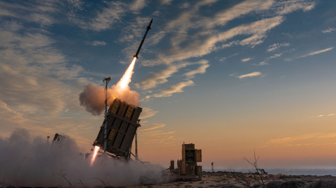 VIVA Militer: Sistem rudal pertahanan udara C-RAM Iron Dome militer Israel, Jemaah haji Amer Al Gaddafi sempat tertinggal pesawat karena masalah imigrasi, Jan Hwa Diana menyerahkan dokumen ke penyidik Polda Jatim., VIVA Militer: Sistem rudal pertahanan udara C-RAM Iron Dome militer Israel, Tim gabungan saat menangkap Edy Suranta Gurusinga alias Godol.(dok Kejati Sumut)