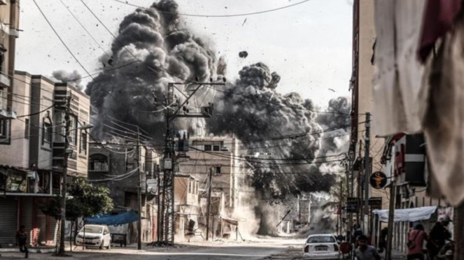 Pejabat Organisasi Kesehatan Dunia (WHO) mengungkapkan bahwa lebih dari 6 persen dari seluruh populasi Gaza tewas atau terluka seiring kampanye brutal militer Israel di wilayah Palestina tersebut., Warga gaza mengantre makanan karena kelaparan, Netanyahu Cs Paling Bertanggungjawab, Penyelidik PBB Dituding Proksi Hamas, Sanksi Ditentukan Pengadilan 