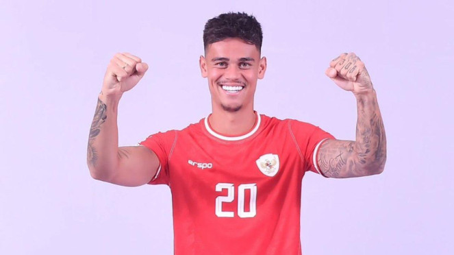 Pemain Timnas Indonesia, Mees Hilgers, Gubernur Jakarta Pramono Anung (kiri) dan Menpora Dito Ariotedjo (kanan), Bek Timnas Indonesia, Elkan Baggott, Pemain Timnas Indonesia, Miguel Almiron mirip Raditya Dika, Pemain Timnas Indonesia, Mees Hilgers