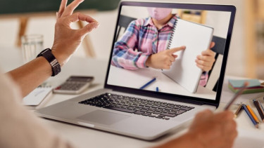 Ilustrasi Menonton Video Edukatif