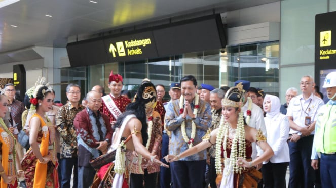 Menko Marves Luhut Binsar Pandjaitan saat meresmikan Bandara Dhoho Kediri, 1. Bandara Wiriadinata , 2. Bandara Kertajati, 3. Bandara JB Soedirman, 4. Bandara Ngloram, 5. Bandara Dhoho
