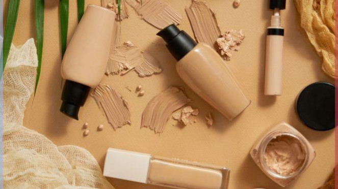 Memahami Perbedaan Foundation, Cushion, dan Skintint, 1. Jangan Pakai Skin Prep Terlalu Banyak, 2. Pakai Correcting Primer, 3. Kombinasikan Pore Minimizer di Area T-Zone, 4. Gunakan Foundation Skin Silk, 5. Lapisi dengan Foundation Soft Matte, 6. Kunci dengan Loose Powder, 7. Tambahkan Compact Powder, 8. Lanjutkan Makeup Seperti Biasa