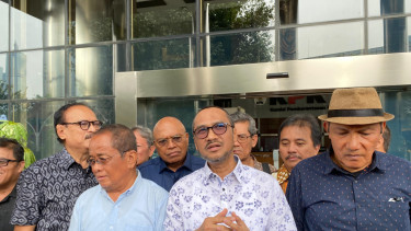 Abraham Samad bersama mantan pimpinan KPK di Gedung Merah Putih KPK