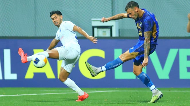 Pemain Persib, Tyronne del Pino mendapat kawalan pemain Lion City Sailors saat akan melepaskan tembakan (Dok 2024 Asian Football Confederation) 