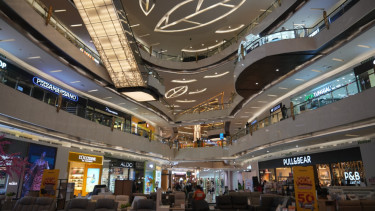 Bisnis segmen gaya hidup yaitu pusat perbelanjaan atau mal yang dikelola PT Lippo Karawaci Tbk (LPKR), Pengunjung mall panik keluar gedung saat melihat kepulan asap, Pengunjung di Grand Mal 21, Pengunjung di Grand Mal 21, Pengunjung Senayan City tak bisa keluar mal karena kericuhan massa pendemo., Ilustrasi pusat perbelanjaan atau mal.
