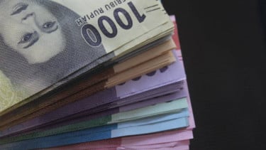 Tumpukan uang rupiah dengan berbagai nominal