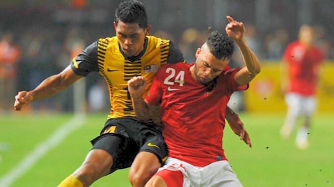 Diego Michiels berduel dengan pemain Timnas Malaysia, 1. Markus Horison, 2. Cristian Gonzales, 3. Diego Michiels, 4. Maria Febe