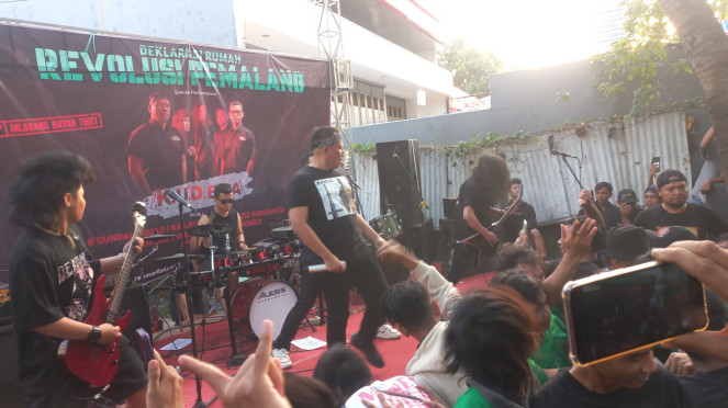 Calon Bupati Pemalang Vicky Prasetyo saat kampanye, 1. Dewi Perssik, 2. Syakir Daulay, 3. Nikita Mirzani, 4. Vicky Prasetyo, 5. Dinar Candy, 6. Abidzar Al Ghifari, 7. Faank Wali