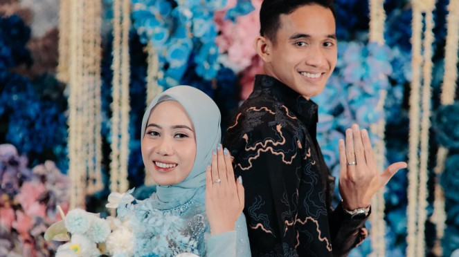 Penggawa Timnas Indonesia, Rizky Ridho melamar sang kekasih Sendy Aulia., Mulan Jameela, Inul dan Adam, Suami Inul Daratista, Adam Suseno , Penggawa Timnas Indonesia, Rizky Ridho melamar sang kekasih Sendy Aulia., Inul Daratista dan Adam Suseno