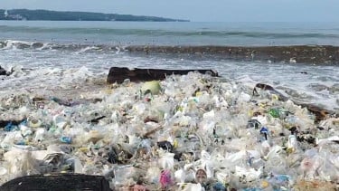 Pantai Kedonganan Bali saat dapat kiriman sampah musim hujan