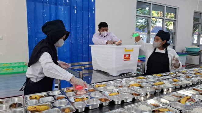 Aktivitas di SPPG Lanud Adi Soemarmo untuk menyiapkan paket MBG