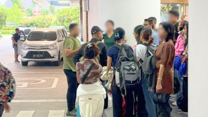 WN India diduga menjadi pemandu pariwisata di Bali saat menjemput tamu asing di Bandara Ngurah Rai Bali