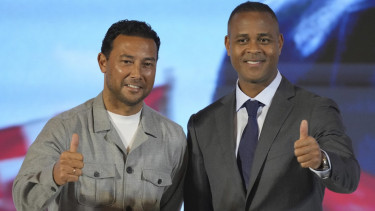 Eks Pelatih Timnas Indonesia Patrick Kluivert dan Asisten Pelatih Denny Landzaat