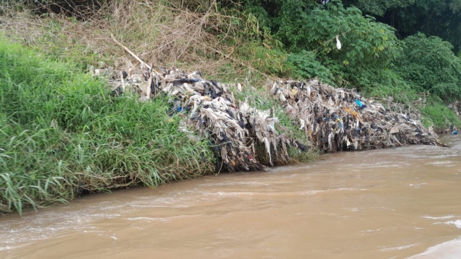 Tumpukan sampah di Sungai Cimanuk, Garut, Jawa Barat