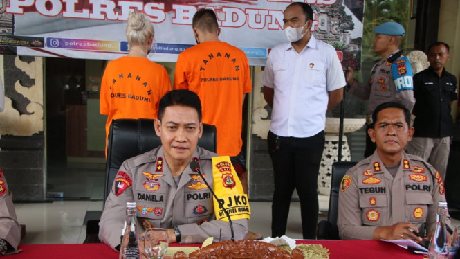 Kapolda Bali Irjen Pol. Daniel Adityajaya (kiri)