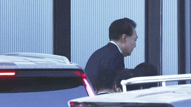 Yoon Suk Yeol saat diamankan Polisi Korsel buntut kebijakan darurat militer