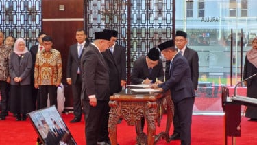 Menteri ESDM, Bahlil Lahadalia, saat melantik Achmad Muchtasyar sebagai Dirjen Migas dan para pejabat ESDM lainnya di Kementerian ESDM, Jakarta, Kamis, 16 Januari 2025