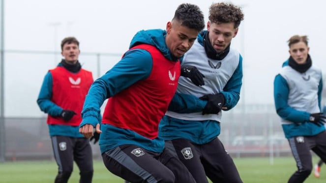 Mees Hilgers berlatih bersama FC Twente usai pulih dari cedera, Pemain Timnas Indonesia U-17 nyanyikan lagu Tanah Airku, Pelatih Persib Bandung, Bojan Hodak, Pemain Manchester City, Tijjani Reijnders, Bek Timnas Indonesia, Mees Hilgers, Mees Hilgers berlatih bersama FC Twente usai pulih dari cedera