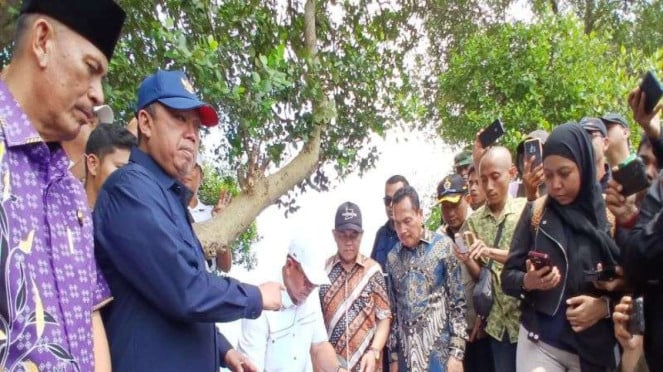 Menteri ATR/ KepalaBPN Nusron Wahid menyaksikan penandatanganan pembatalan SHGB.