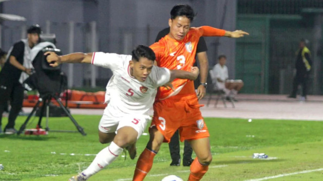 Pemain Timnas Indonesia U-20 Alfharezzi Buffon dan Timnas India U-20 Malemngamba, 8. Thailand (71 juta), 7. Vietnam (99 juta), 6. Filipina (113 juta), 5. Ethiopia (125 juta), 4. Bangladesh (169 juta), 3. Pakistan (243 juta), 2. Indonesia (278 juta), 1. India (1,4 miliar)