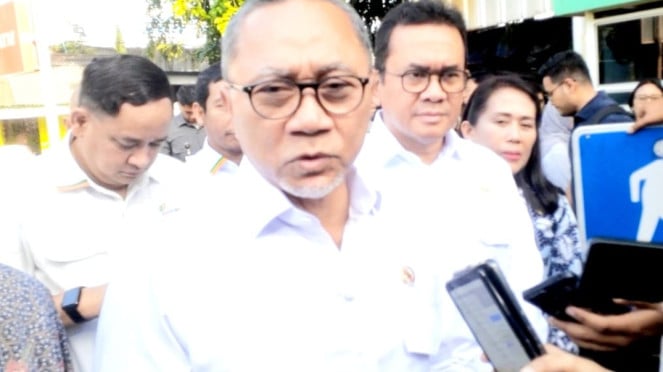 Menteri Koordinator Bidang Pangan, Zulkifli Hasan bersama Menteri Perdagangan, Budi Santoso, saat melakukan pemantauan harga bahan pokok di Pasar Klender, Jatinegara, Jakarta Timur, Rabu, 5 Februari 2025