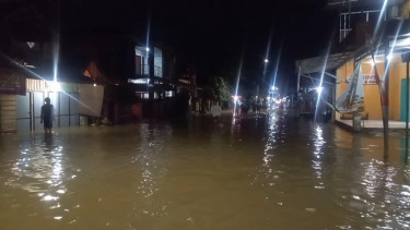 Hujan Deras Rendam Pemukiman Warga di Taliwang, Sumbawa Barat NTB