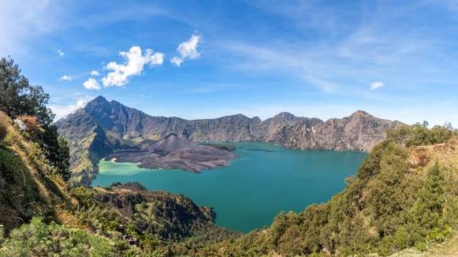 Gunung Rinjani di Lombok, Nusa Tenggara Barat., 1. Jalur Pelawangan Sembalun Ditutup Total, 2. Tiga Pendaki Terjatuh, Dua dalam Dua Hari, 3. Sebelumnya, Pendaki Brasil Juga Tewas, 4. Jalur Dianggap Ekstrem dan Berbahaya, 5. Pengumuman Resmi Penutupan oleh Balai Taman Nasional Gunung Rinjani, 6. Jalur Alternatif