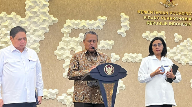 Gubernur Bank Indonesia (BI), Perry Warjiyo (tengah)
