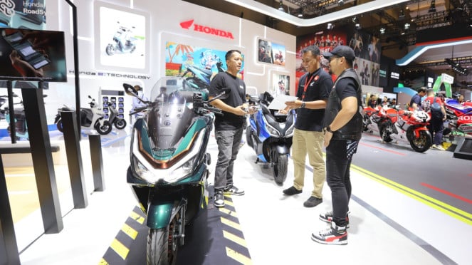 Honda PCX 160 di booth IIMS 2025, 1. Honda Forza (48 Liter), 2. Yamaha Xmax (44,9 Liter), 3. Honda PCX 160 (30 Liter), 4. Honda ADV 160 (30 Liter), 5. Yamaha Grand Filano Hybrid (27 Liter), 6. Yamaha Aerox (25 liter)