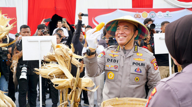 Irwasum Polri Komjen Pol Dedi Prasetyo memimpin panen jagung raya di Madiun