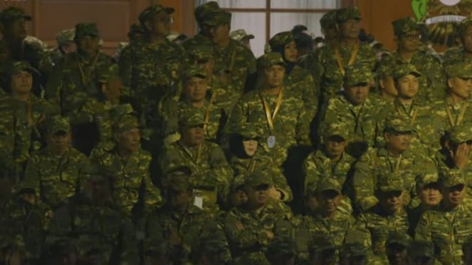 Presiden Prabowo Pimpin Upacara Parade Senja Retret Kepala Daerah di Bawah Hujan