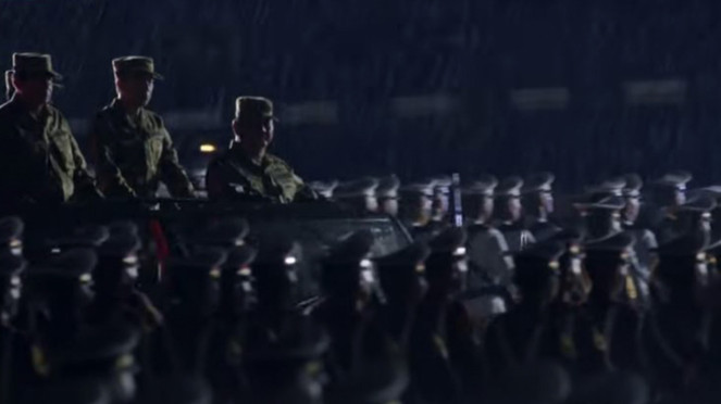 Presiden Prabowo Pimpin Upacara Parade Senja Retret Kepala Daerah di Bawah Hujan