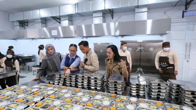 Istri Kapolri, Wakapolri dan Irwasum Polri mengecek SPPG Polri