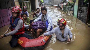Evakuasi Warga Terdampak Banjir di Wilayah Jakarta